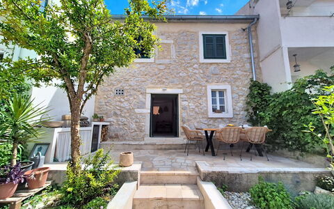 Marina: Mur, Maison, Domicile, Porte, Chalet, Jardin, Pot De Fleur, Plante D'Appartement, Cour, Cour