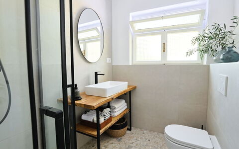 Marina: Luminaire Plomberie, Salle De Bains, Design Intérieur, Siège De Toilette, Sol, Sol, Toilette, Miroir, Robinet, Évier