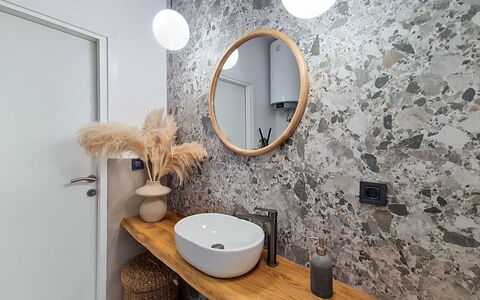Marina: Luminaire Plomberie, Design Intérieur, Miroir, Sol, Salle De Bains, Plomberie, Robinet, Évier, Lavabo, Luminaire