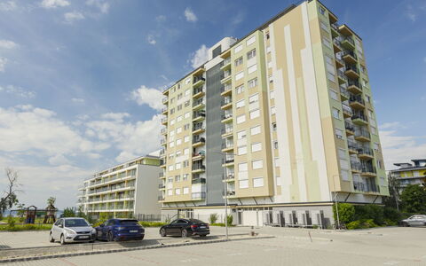 Silver: Bâtiment, Jour, Appartement, Ville, Zone Urbaine, Zone Résidentielle, Façade, Architecture, Quartier
