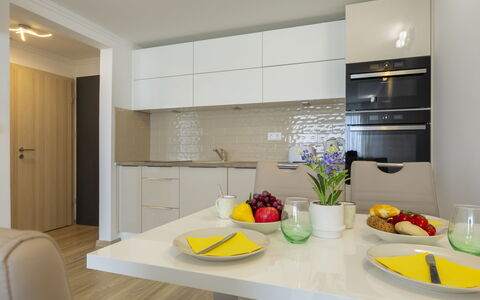Silver: Meubles, Design Intérieur, Sol, Comptoir, Mur, Cuisine, Bois, Cabinetry, Sol, Plafond