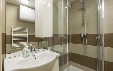 Silver: Sol, Mur, Design Intérieur, Sol, Luminaire Plomberie, Salle De Bains, Toilette, Pièce, Évier, Lavabo