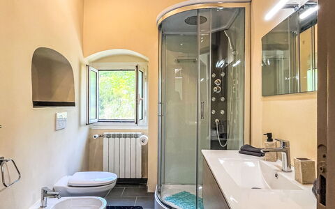 Enrico: Luminaire Plomberie, Design Intérieur, Salle De Bains, Sol, Sol, Robinet, Plomberie, Plafond, Pièce, Évier