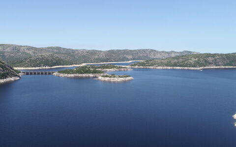 Bjørnbu: L'Eau, Ressources En Eau, Plan D'Eau, Cotiers Et Relief Océaniques, Côte, Promontoire, Lac, Mer, Baie
