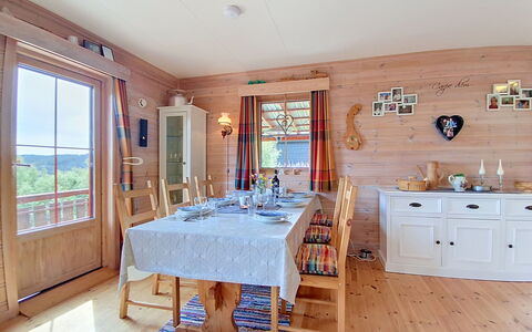 Bjørnbu: Meubles, Design Intérieur, Sol, Bois, Sol, Plafond, Chaise, Salle À Manger, Table, Pièce