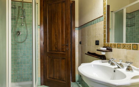 Villa Daluma, Private Pool in Todi: Luminaire Plomberie, Salle De Bains, Design Intérieur, Lavabo, Sol, Sol, Robinet, Évier, Plomberie, Éclairage