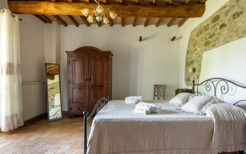 Villa Daluma, Private Pool in Todi: Meubles, Mur, Sol, Design Intérieur, Chambre, Sol, Lit, Plafond, Pièce, Table