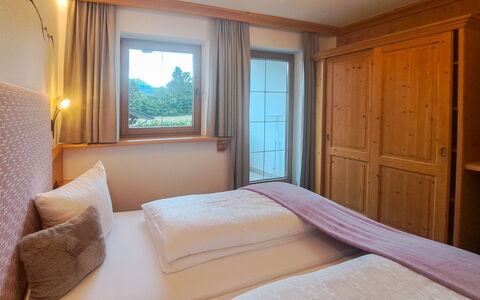 Auffach 606: Design Intérieur, Chambre, Plafond, Appartement, Pièce, Cadre De Lit, Lit, Literie, Tache De Bois, Hôtel