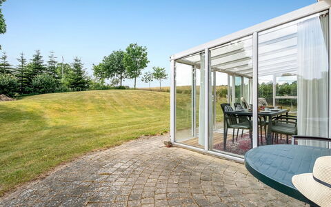 Aagot - 250M from the Sea: Meubles, Design Intérieur, Chaise, Mobilier De Jardin, Matériau Naturel, Ombre, Tableau De Plein Air, Conception, Restaurant, Table Cuisine Et Salle A Manger