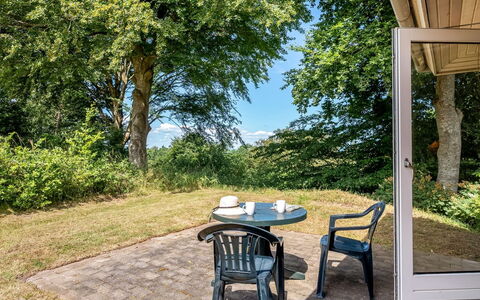 Aagot - 250M from the Sea: Meubles, Design Intérieur, Chaise, Mobilier De Jardin, Matériau Naturel, Ombre, Tableau De Plein Air, Conception, Restaurant, Table Cuisine Et Salle A Manger
