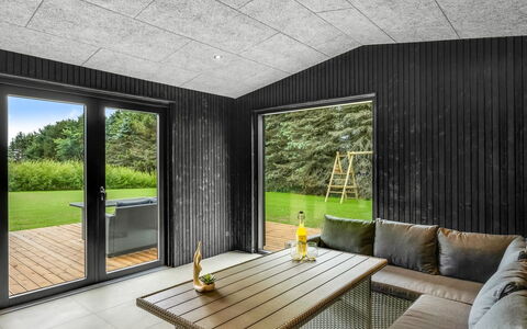 Lillesol - 1.3Km from the Sea: Meubles, Design Intérieur, Chaise, Mobilier De Jardin, Matériau Naturel, Ombre, Tableau De Plein Air, Conception, Restaurant, Table Cuisine Et Salle A Manger