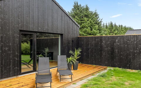 Lillesol - 1.3Km from the Sea: Meubles, Design Intérieur, Chaise, Mobilier De Jardin, Matériau Naturel, Ombre, Tableau De Plein Air, Conception, Restaurant, Table Cuisine Et Salle A Manger