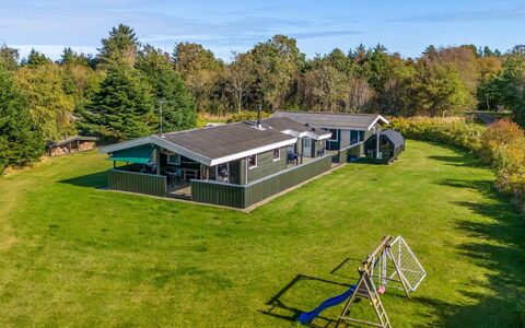 Christiern - 600M from the Sea: Domicile, Toit, Plaine, Biens, Chalet, Pelouse, Ferme, Jardin, Vue Du Ciel, Cour