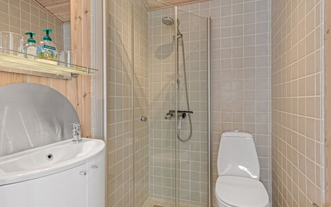 Christiern - 600M from the Sea: Salle De Bains, Luminaire Plomberie, Sol, Sol, Design Intérieur, Mur, Bois, Toilette, Lavabo, Évier