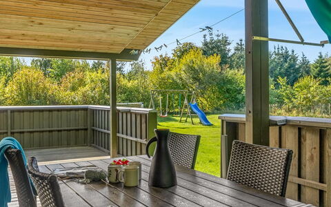 Christiern - 600M from the Sea: Bois, Porche, Meubles, Ombre, Plate-Forme, Tache De Bois, Dur, Plafond, Chalet, Planche