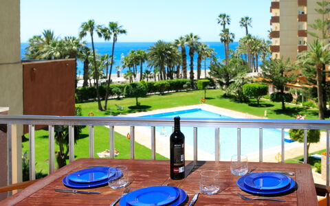 Son de Mar Gondola: Meubles, Design Intérieur, Chaise, Mobilier De Jardin, Matériau Naturel, Ombre, Tableau De Plein Air, Conception, Restaurant, Table Cuisine Et Salle A Manger