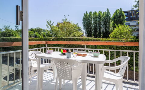 Annabel: Meubles, Design Intérieur, Chaise, Mobilier De Jardin, Matériau Naturel, Ombre, Tableau De Plein Air, Conception, Restaurant, Table Cuisine Et Salle A Manger