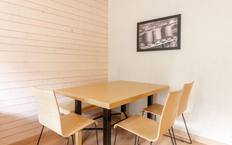 Les Chalets D'Ax: Meubles, Design Intérieur, Chaise, Mobilier De Jardin, Matériau Naturel, Ombre, Tableau De Plein Air, Conception, Restaurant, Table Cuisine Et Salle A Manger