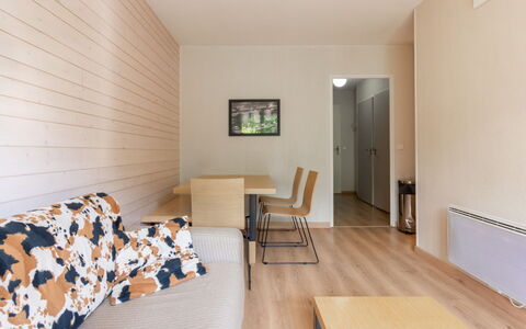 Les Chalets D'Ax: Meubles, Design Intérieur, Chaise, Mobilier De Jardin, Matériau Naturel, Ombre, Tableau De Plein Air, Conception, Restaurant, Table Cuisine Et Salle A Manger