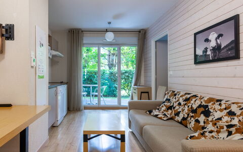 Les Chalets D'Ax: Bois, Sol, Design Intérieur, Sol, Meubles, Parquet, Porte, Pièce, Dur, Tache De Bois