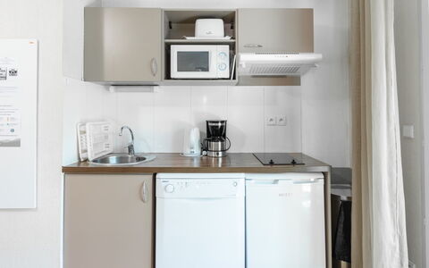 Les Chalets D'Ax: Meubles, Design Intérieur, Principaux Appliance, Pièce, Évier, Cuisine, Appareil De Cuisine, Sol, Électroménager, Cabinetry