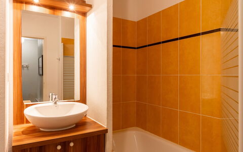 Les Chalets D'Ax: Luminaire Plomberie, Lavabo, Sol, Salle De Bains, Design Intérieur, Évier, Bois, Sol, Robinet, Plomberie