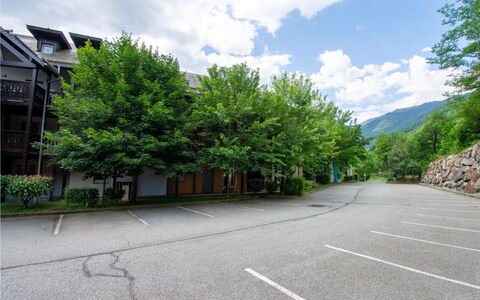 Les Chalets D'Ax: Arbre, Surface De La Route, Branche, Asphalte, Allée, Parking