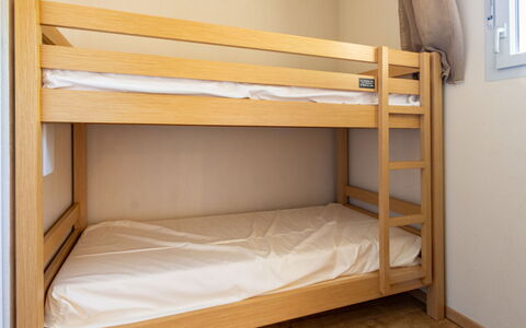 Les Chalets D'Ax: Bois, Lit Superposé, Sol, Sol, Lit, Chambre, Cadre De Lit, Pièce, Hôtel, Literie