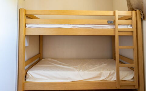 Les Chalets D'Ax: Bois, Sol, Chambre, Sol, Lit, Lit Superposé, Literie, Tache De Bois, Cadre De Lit, Drap De Lit