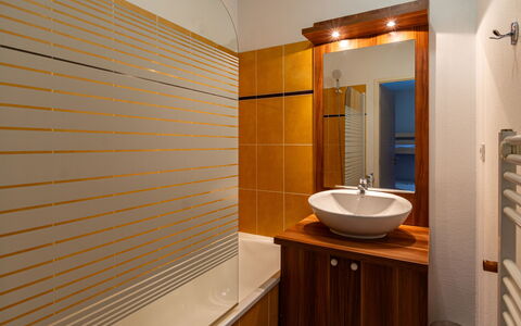 Les Chalets D'Ax: Salle De Bains, Luminaire Plomberie, Design Intérieur, Sol, Mur, Sol, Lavabo, Bois, Évier, Robinet