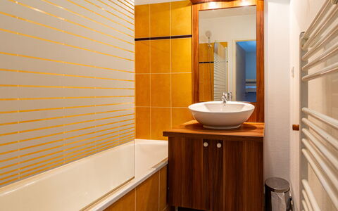 Les Chalets D'Ax: Salle De Bains, Luminaire Plomberie, Mur, Design Intérieur, Sol, Lavabo, Évier, Sol, Armoire De Toilette, Robinet