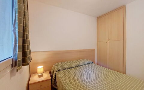 Bravone 610: Bois, Design Intérieur, Sol, Chambre, Lit, Sol, Meubles, Plafond, Pièce, Drap De Lit
