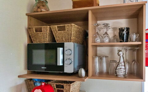 Seascape: Rayonnage, Étagère, Vaisselle, Meubles, Cuisine, Serveware, Pièce, Tache De Bois, Placard