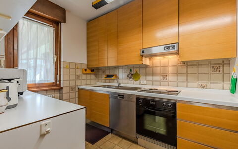 Locanda dei Nonni: Cuisine, Comptoir, Appareil De Cuisine, Principaux Appliance, Sol, Bois, Cabinetry, Evier, Design Intérieur, Sol