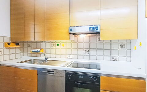 Locanda dei Nonni: Cuisine, Appareil De Cuisine, Comptoir, Principaux Appliance, Sol, Cabinetry, Bois, Jaune, Evier, Design Intérieur
