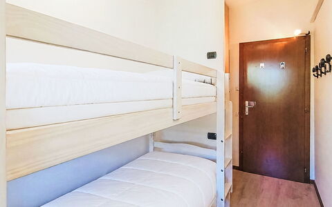Locanda dei Nonni: Bois, Lit, Sol, Sol, Chambre, Design Intérieur, Cadre De Lit, Parquet, Drap De Lit, Literie