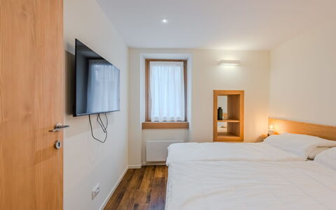 Ca' Alma Dolomia: Bois, Chambre, Lit, Drap De Lit, Literie, Design Intérieur, Cadre De Lit, Sol, Dur, Tache De Bois