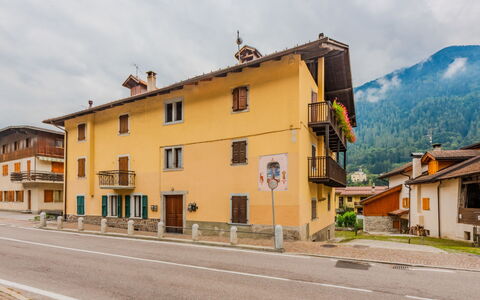 Ca' Alma Dolomia: Bâtiment, Fenêtre, Ville, Maison, Zone Résidentielle, Façade, Quartier, Domicile, Établissements Humains, Pente