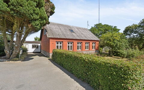 Helge - 10Km from the Sea: Feuille, Arbuste, Maison, Chalet, Jardin, Haie, Aménagement Paysager, Allée, Pelouse