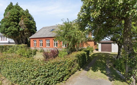 Helge - 10Km from the Sea: Ciel, Herbe, Maison, Arbuste, Zone Résidentielle, Domicile, Toit, Chalet, Lot Terre