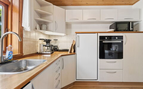 Helge - 10Km from the Sea: Cuisine, Appareil De Cuisine, Comptoir, Sol, Principaux Appliance, Cabinetry, Design Intérieur, Bois, Meubles, Sol