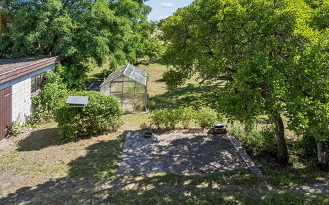 Helge - 10Km from the Sea: Arbre, Herbe, Feuille, Végétation, Arbuste, Paysage, Jardin, Zone Rurale, Communauté Des Plantes