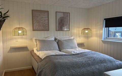 Tayara - 900M from the Sea: Bois, Design Intérieur, Sol, Plafond, Sol, Chambre, Luminaire, Éclairage, Pièce, Lit