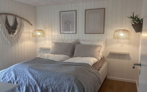 Tayara - 900M from the Sea: Bois, Chambre, Lit, Design Intérieur, Literie, Drap De Lit, Sol, Sol, Cadre De Lit, Meubles