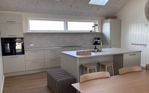 Tayara - 900M from the Sea: Cuisine, Comptoir, Meubles, Sol, Design Intérieur, Cabinetry, Sol, Bois, Appareil De Cuisine, Plafond