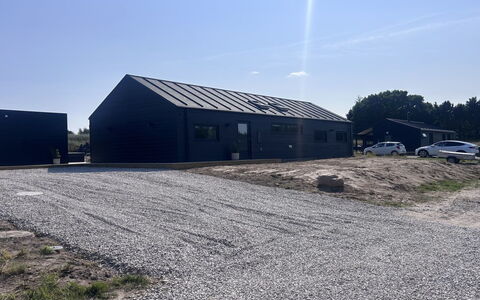 Tayara - 900M from the Sea: Ciel, Toit, Domicile, Siding, Allée, Cabanon, Batiments Jardin, Garage