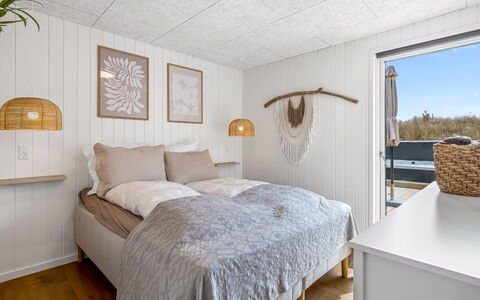 Tayara - 900M from the Sea: Bois, Chambre, Sol, Drap De Lit, Lit, Sol, Design Intérieur, Plafond, Literie, Cadre De Lit