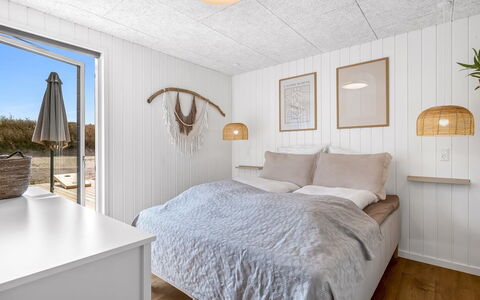 Tayara - 900M from the Sea: Bois, Chambre, Plafond, Sol, Sol, Design Intérieur, Drap De Lit, Literie, Lit, Cadre De Lit
