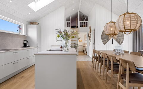 Tayara - 900M from the Sea: Sol, Design Intérieur, Bois, Plafond, Meubles, Luminaire, Sol, Parquet, Éclairage, Cuisine