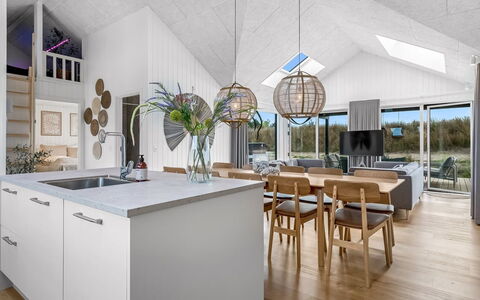 Tayara - 900M from the Sea: Bois, Plafond, Sol, Design Intérieur, Sol, Luminaire, Lustre, Cuisine, Domicile, Parquet